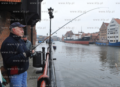 Gdansk. Wedkowanie na Dlugim Pobrzezu. 05.11.2009 fot....