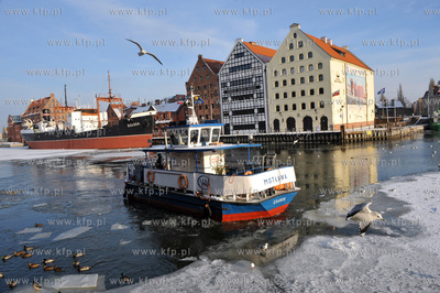 Prom Motlawa kursujacy pomiedzy Zurawiem, a Centralnym...