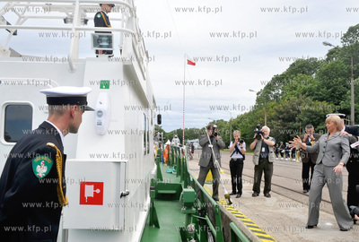 Uroczystosc nadania imienia i podniesienia bandery...