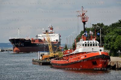 MTM SOUTHPORT wplywa do gdanksiego portu. Po lrawej...