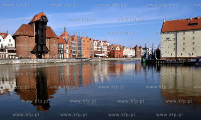 Gdansk, Dlugie Pobrzeze z widokiem na Zuraw. Po prawej...