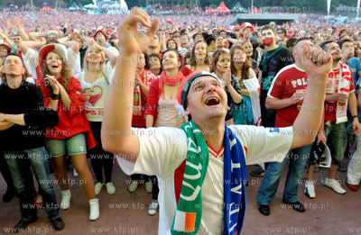 Gdansk. Mistrzostwa europy w pilce noznej. Kibice ogladaja...