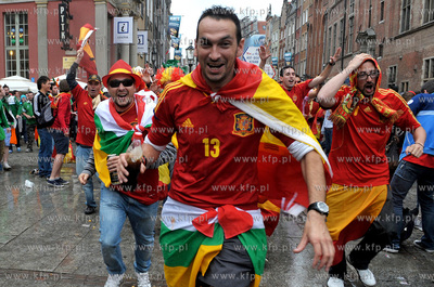 Gdansk, Dlugi Targ. Irlandzcy i hiszpanscy kibice bawia...