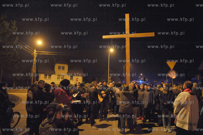 Droga krzyzowa przeszla ulicami kaszubskiego Zukowa...