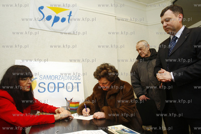 Sopot. Dom handlowy Monte. Mieszkancy Sopotu skladaja...