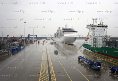 Gdansk. Terminal kontenerowy DCT Gdansk S.A. Nz. wycieczkowiec...