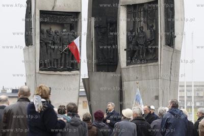 Gdansk. Pomnik Poleglych Stoczniowcow. Stoczniowcy...