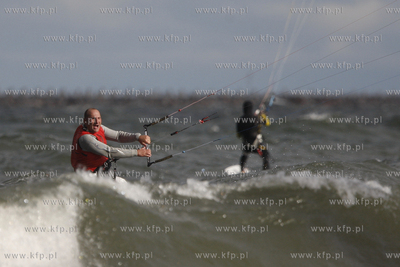 Gdansk Brzezno. Silny wiatr, duza fala to wymarzone...