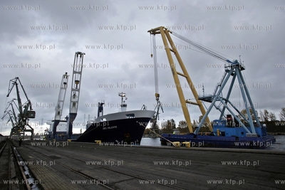 Port Gdanski. Basen weglowy. Rozladunek najciezszych...