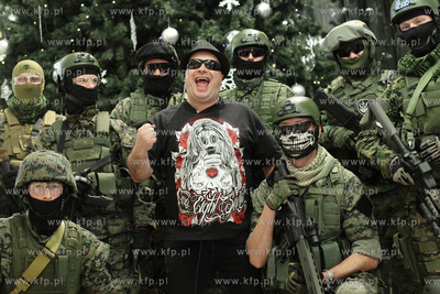 Krzysztof Skiba porywany przez komandosow w CH Manhattan...