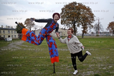 Gdansk Letnica. Parada szczudlarzy, ktora miala na...