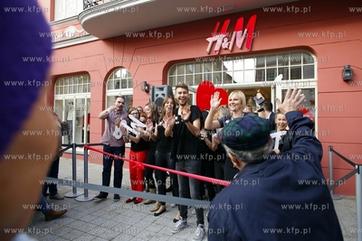 Otwarcie sklepow H&M i Rossmann na ul. Bohaterow Monte...