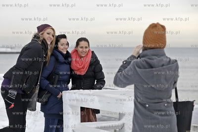 Sopot. Turystki z Podkarpacia fotografuja sie na molo.
08.12.2013
ot....