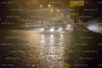Obfite opady deszczu w Gdańsku. Nz. zalana ul. Jana...