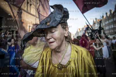 Parada Artystów w stylu Korkoro ulicami Długą i...