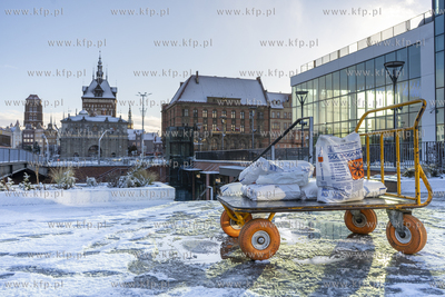 Odśnieżanie placu Forum Gdańsk po opadach śniegu....