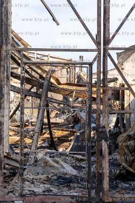 Zgliszcza strawionych ogniem w pożarze hali Zakładów...