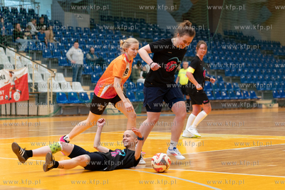 Hala 100-lecia w Sopocie.  Turniej piłki nożnej kobiet...