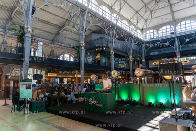 Hala Targowa - Enjoy, w ktorej powstał foodhall, ...