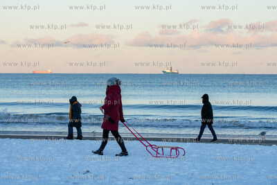 Sopot. Świąteczny spacer nad morzem. 25.12.2021 /...
