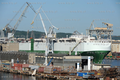 Port w Gdyni. Widok z promu Stena Baltica. n/z 199-metrowy...