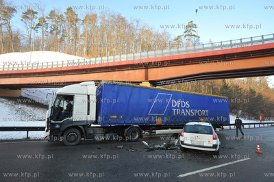 Karambol na trojmiejskiej obwodnicy na wysokosci zjazdu...