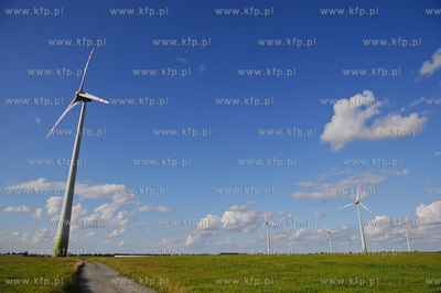 Potegowo k. Slupska. Farma wiatrowa przy drodze krajowej...