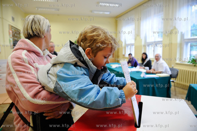 Gdansk. Obwodowa Komisja Wyborcza. Mieszkancy Gdanska...