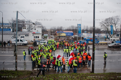 Gdansk. Trakt Sw. Wojciecha. Rybacy blokujac przejscie...