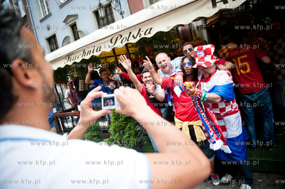 Gdansk. Ulica Dluga. Chorwaccy kibice na ulicach starego...