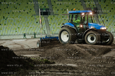 Gdansk. Stadion PGE Arena. Wymiana murawy przed meczem...