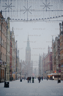 Gdansk. Ul. Dluga. Zima i obfite opady sniegu wrocily...