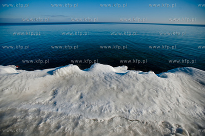 Sloneczny, zimowy dzien na plazy w Gdyni.
08.02.2014
fot....