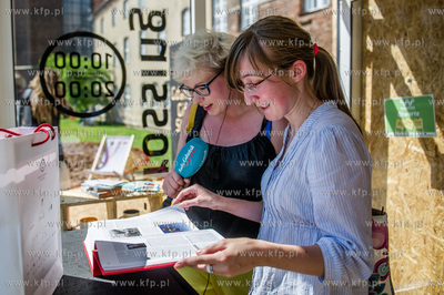 Gdansk. Skwer miedzy ulica Mariacka, a Sw. Ducha. Prezentacja...