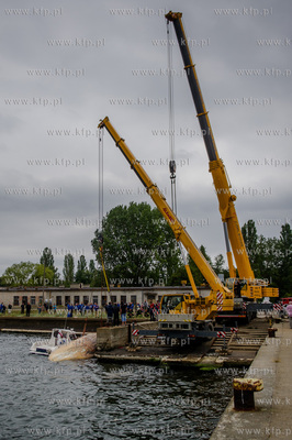 Port Wojenny na Helu. Akcja podnoszenia i transportu,...