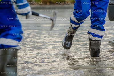 Gdansk. Awaria sieci wodociagowej na skrzyzowaniu ulic...
