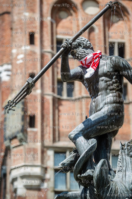 Gdańsk. Neptun przystrojony szalikiem w barwach narodowych.
01.07.2016
fot....