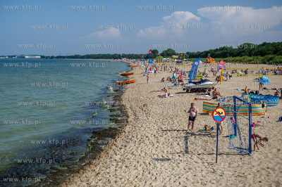 Gdańsk. Czerwona flaga na kąpielisku miejskim w Brzeźnie,...