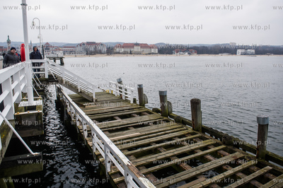 Sopot. Molo. Niedzielni spacerowicze, ktorych nie odstrasza...