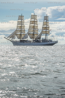 Zatoka Gdańsk. Wspólne ćwiczenia stawiania żagli...