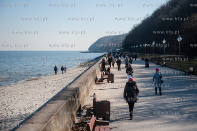 Gdynia. Słoneczna, jednak mroźna pogoda na gdyńskiej...