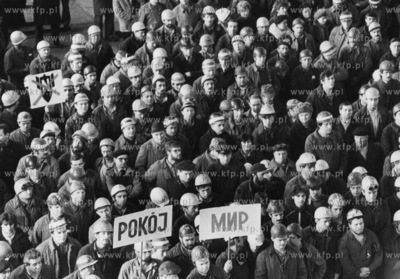 Podczas wiecu pokojowego w Stoczni Gdanskiej zwolanego...