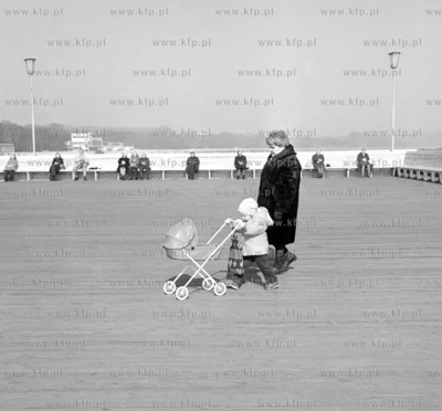 Spacer babci z wnuczka na molo w Sopocie. 23.03.1974...