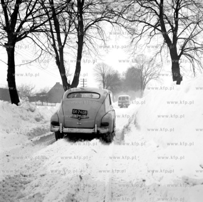 Zima na drodze pomiedzy Zukowem na Kaszubach, a Gdanskiem....