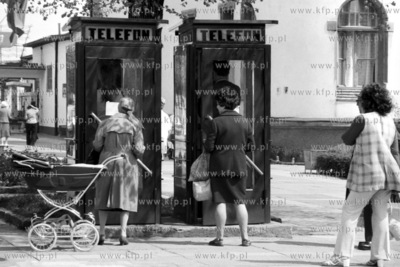 Kolejka przed budkami telefonicznymi na Placu Przyjazni...