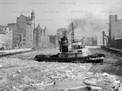 Holownik kruszy lod na Motlawie w Gdansku. 0003410....