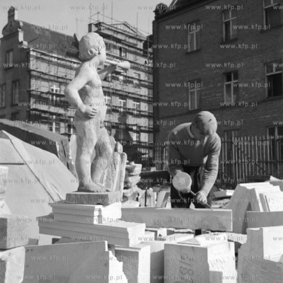 Ambroży Kruszewski, kamieniarz z pracowni rzeźbiarsko-kamieniarskiej...