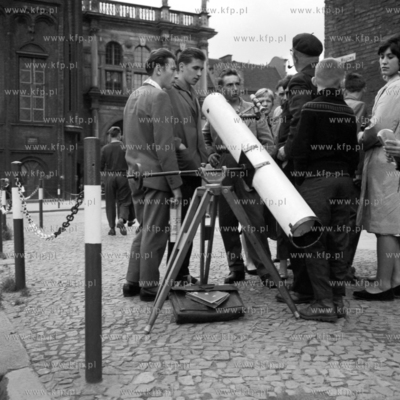 Tłum przed stojącą na Targu Węglowym luneta.
1963
0000021z...