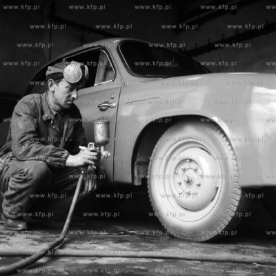 Przegląd techniczny samochodu w warsztacie samochodowym...