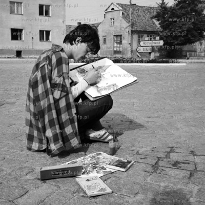 Student szkoły plastycznej szkicuje  
kościół św....